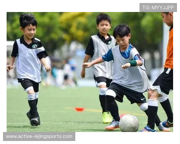 两个足球明星与孩子们一起舞动足球节奏展示亲子互动和运动魅力