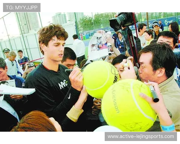 卡德西利奥亲笔签名足球纪念品引发球迷热烈追捧及收藏热潮