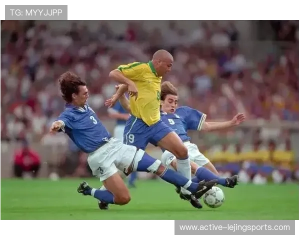 足球场上16号球星的荣耀与挑战：从青涩少年到世界巨星的成长之路